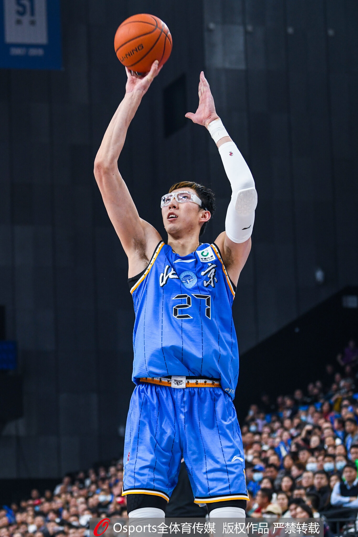 爱游戏中国官网-媒体人：没有周琦的护筐 山西末节如鱼得水 球球都往内线强攻