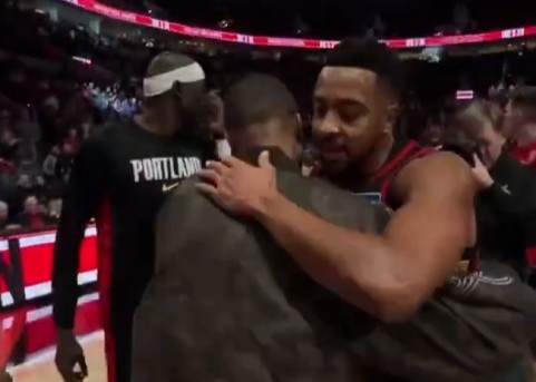 爱游戏平台体验-昔日开拓者双枪！麦科勒姆重回波特兰 赛后与利拉德拥抱致意