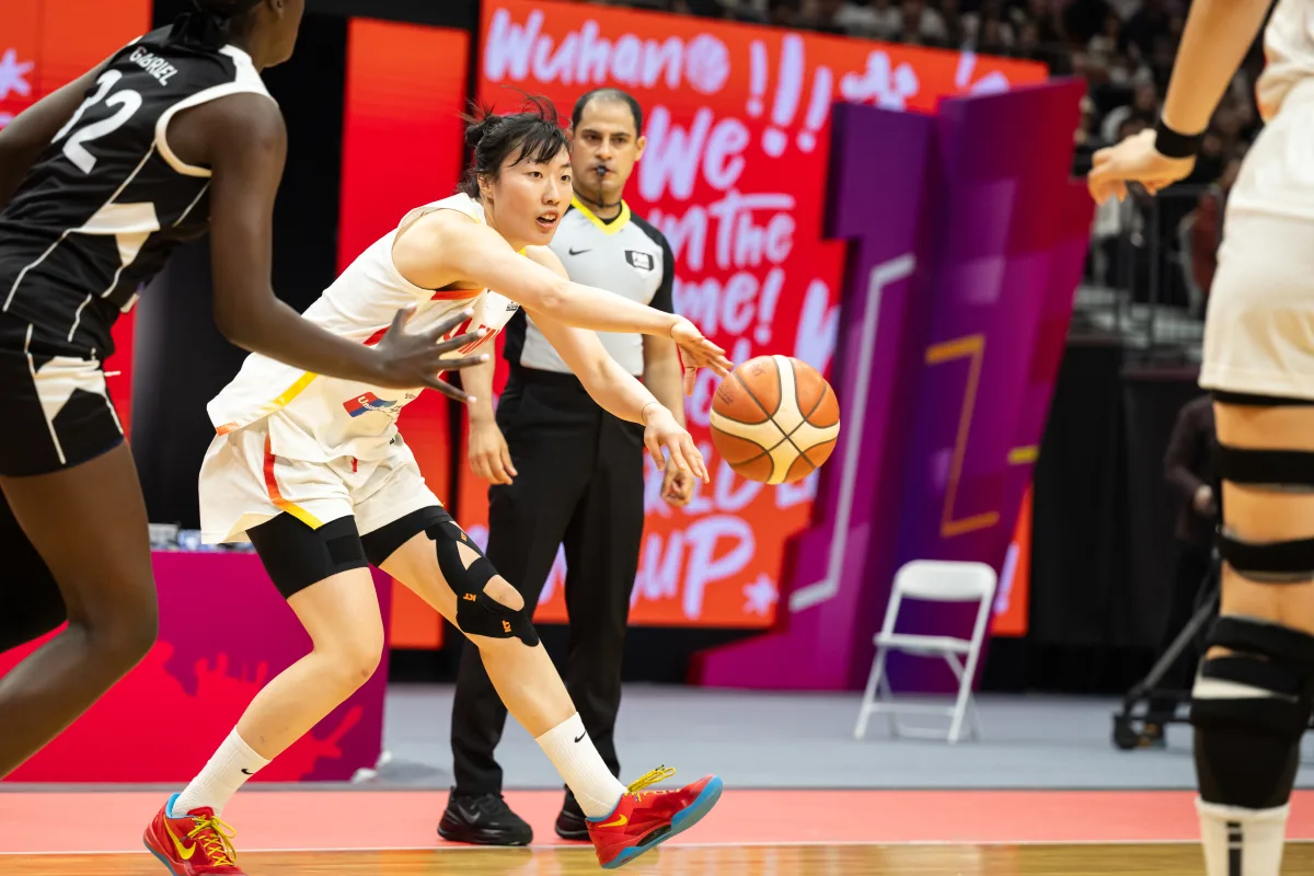 在场赢24分！中国女篮24岁1米86王牌闪耀：李梦替身变3D悍将